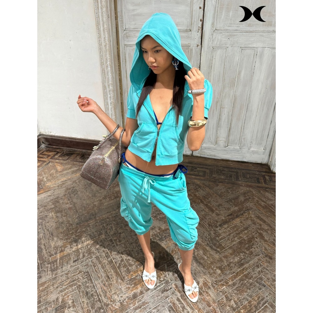 Women Fashion Styles - Completo sportivo alla moda in tinta